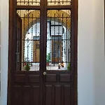 Entre Patios Y Flores *